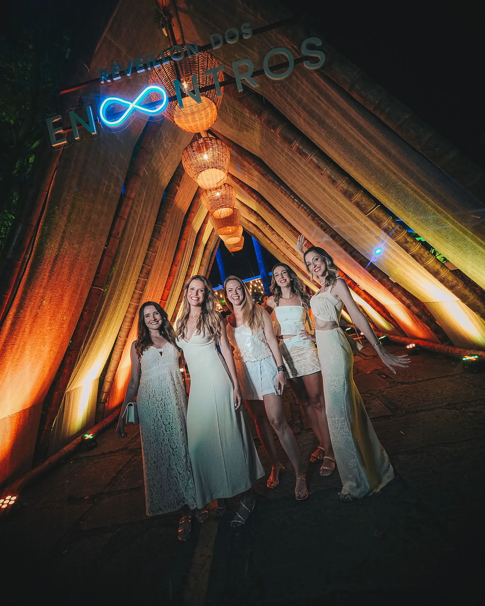 Convidadas no portal iluminado do Réveillon dos Encontros, evento realizado pela Agência Hawk