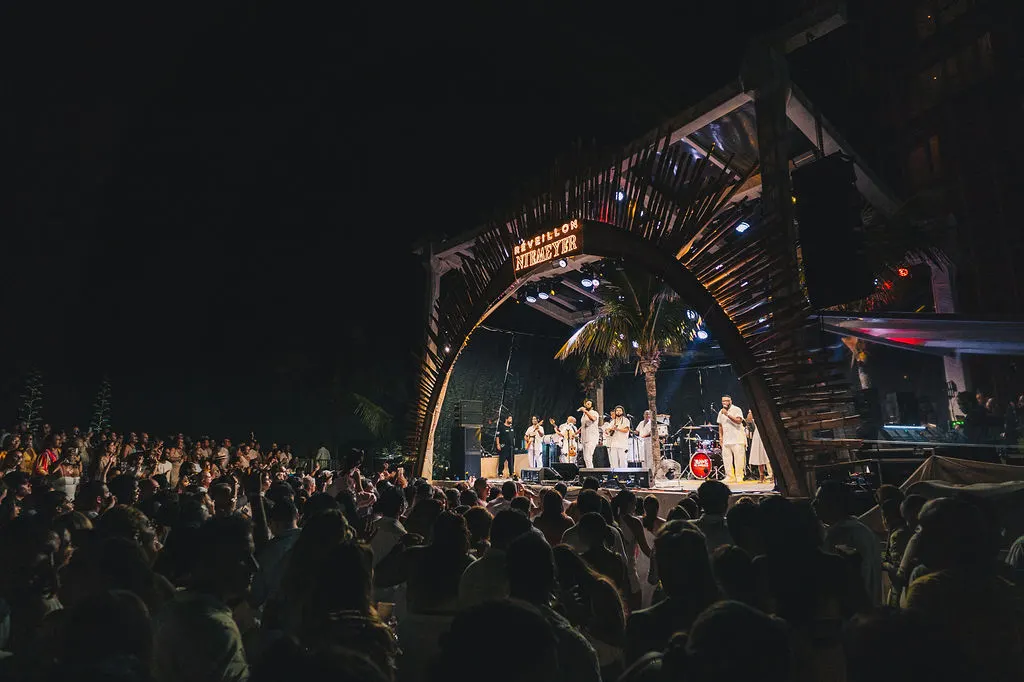 Show no palco do Réveillon Niemeyer com grande público de branco